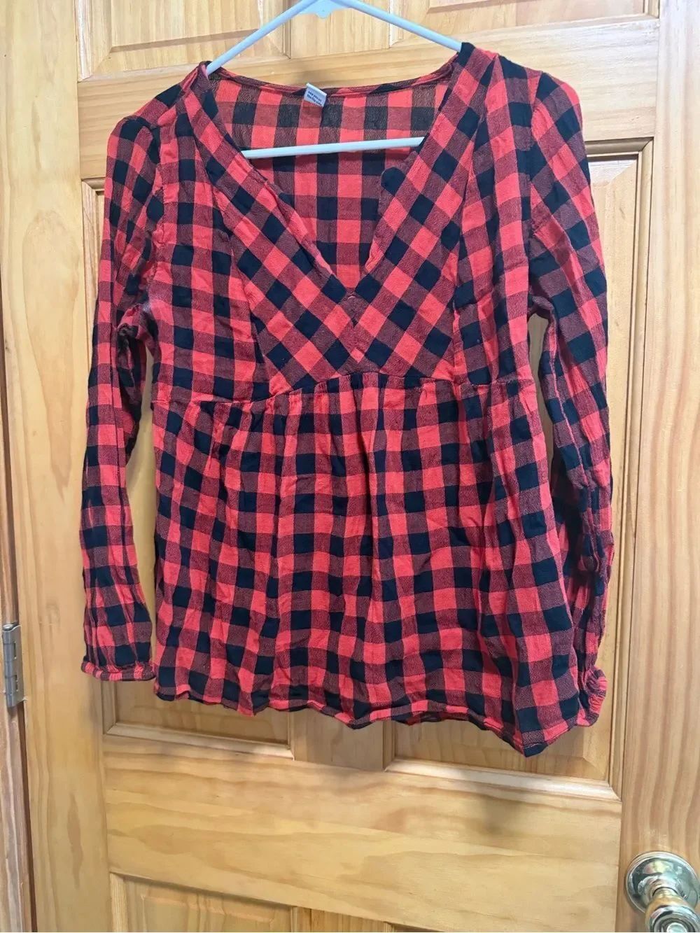 Old Navy Red and Black Plaid Women’s V-Neck Long Sleeve blouse size S